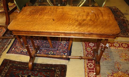A Victorian walnut centre table, width 91cm, depth 42.5cm, height 72cm